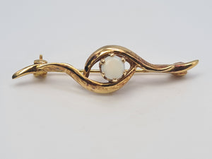 4879: Vintage: Neat & Petite cabochon White Opal Pin Brooch- excellent