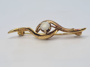 4879: Vintage: Neat & Petite cabochon White Opal Pin Brooch- excellent