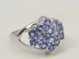 4960: Vintage & Large:9ct White Gold 14 Round cut Tanzanites Dress Ring- crisp eye candy